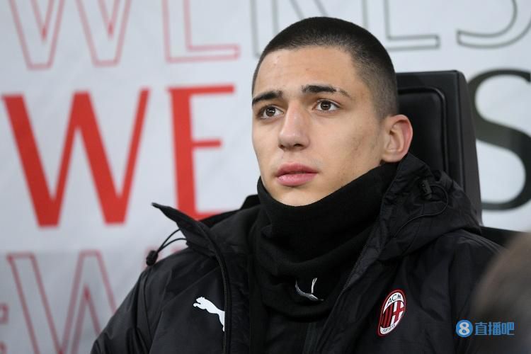 石头现场自认是个“熊孩子”,还摆出各种奇怪的表情,卖萌搞怪。