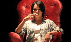 朱智勋继出演《宫》后，时隔19年再穿宫廷服，饰演绝对权力的象征、东大帝国皇帝索本修。